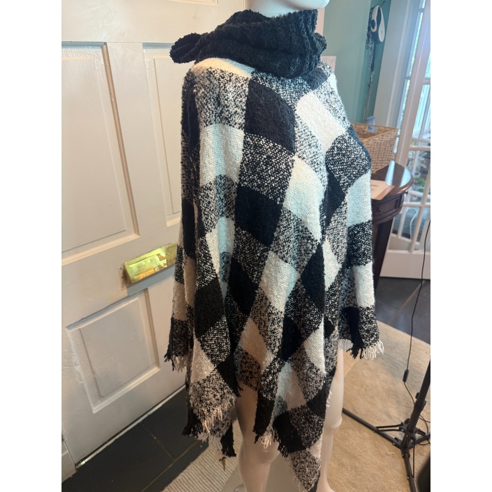 NWT Woodland Creek Shawl Poncho Checkered Houndstooth Fringed Black and White - Picture 3 of 5